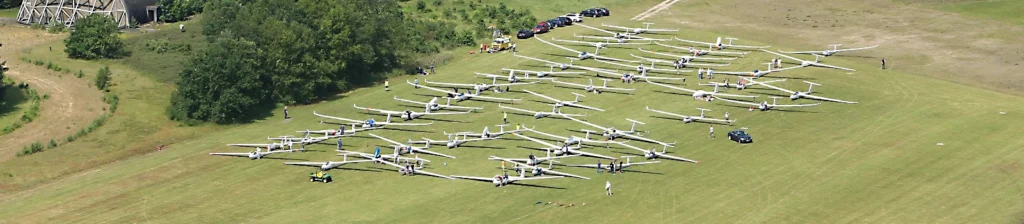 luchtfoto van startveld met gereed staande zweefvliegtuigen op vliegveld Soesterberg voor AmstelGlide